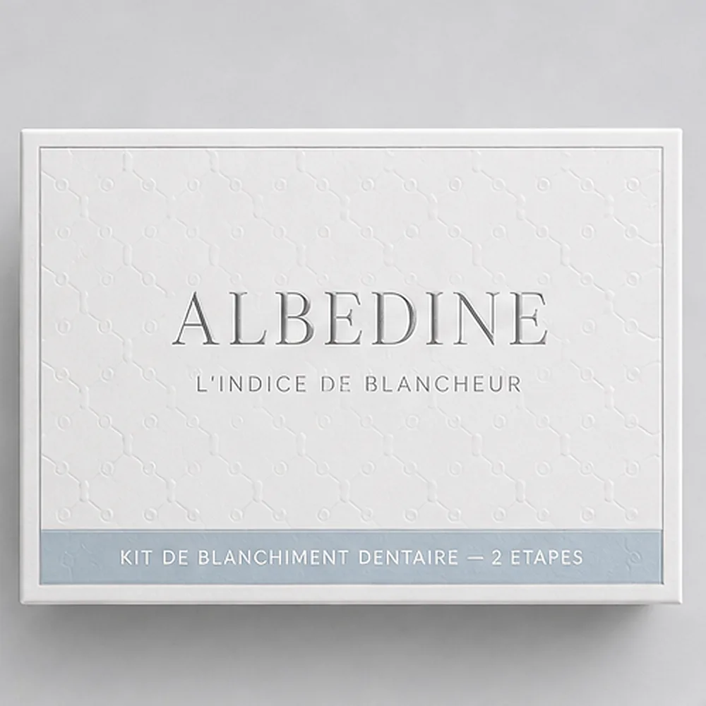 Face avant de l'étui ALBEDINE : mot-symbole, signature et bandeau « Kit de blanchiment dentaire — 2 étapes ».